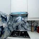 Апартаменти Large 3-bedroom 2 Bathroom Apartment, Multiple Bathrooms, Prime Location