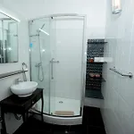 Large 3-bedroom 2 Bathroom Apartment, Multiple Bathrooms, Prime Location Апартаменти *