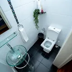 Large 3-bedroom 2 Bathroom Apartment, Multiple Bathrooms, Prime Location Апартаменти