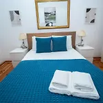 Large 3-bedroom 2 Bathroom Apartment, Multiple Bathrooms, Prime Location Апартаменти