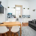 Large 3-bedroom 2 Bathroom Apartment, Multiple Bathrooms, Prime Location Daire *