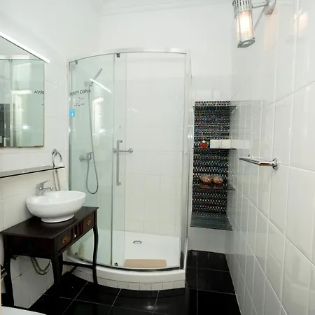 Large 3-bedroom 4 Double Bed 2 Bathroom Apartment, Prime Location *