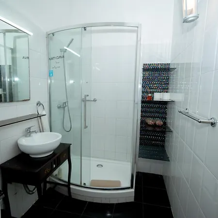 Large 3-bedroom 4 Double Bed 2 Bathroom Apartment, Prime Location Apartamento *