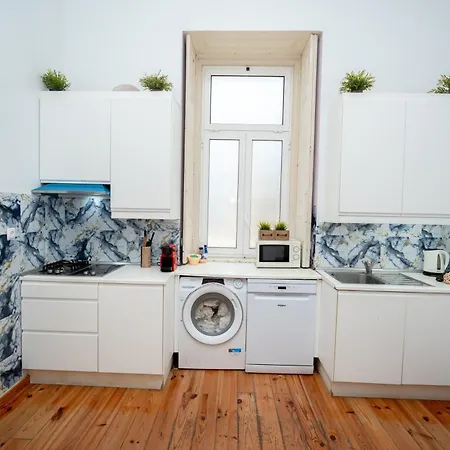 Large 3-bedroom 4 Double Bed 2 Bathroom Apartment, Prime Location