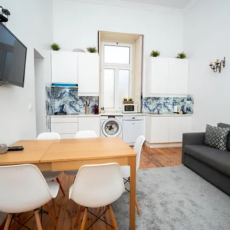 Large 3-bedroom 4 Double Bed 2 Bathroom Apartment, Prime Location شقة *