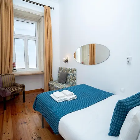 Large 3-bedroom 4 Double Bed 2 Bathroom Apartment, Prime Location شقة *