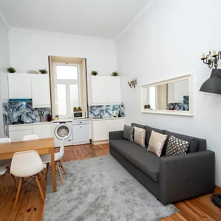 Large 3-bedroom 4 Double Bed 2 Bathroom Apartment, Prime Location