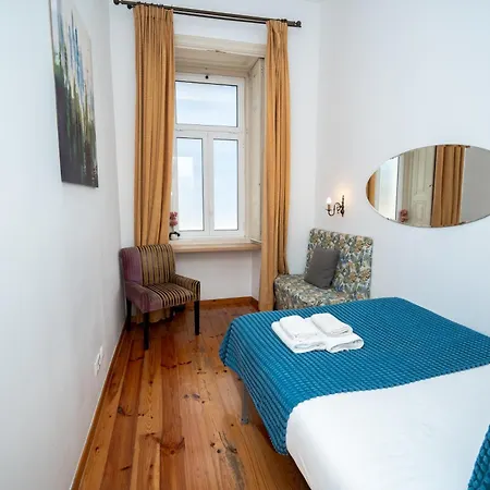 Large 3-bedroom 4 Double Bed 2 Bathroom Apartment, Prime Location شقة