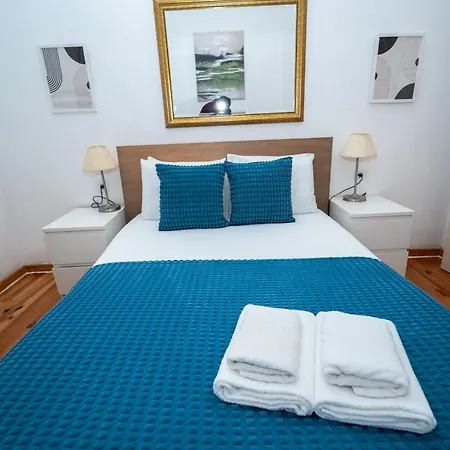 Large 3-bedroom 4 Double Bed 2 Bathroom Apartment, Prime Location شقة