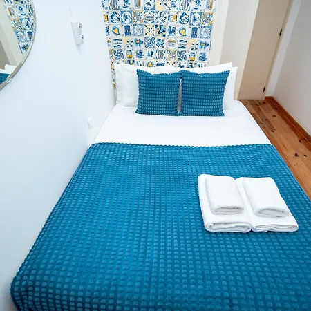 Large 3-bedroom 4 Double Bed 2 Bathroom Apartment, Prime Location *