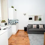 Large 3-bedroom 2 Bathroom Apartment, Multiple Bathrooms, Prime Location Lisboa