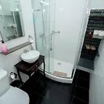 Large 3-bedroom 2 Bathroom Apartment, Multiple Bathrooms, Prime Location Lejlighed
